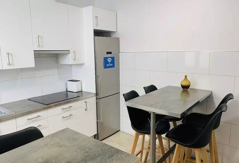 Super Balmes Guest House