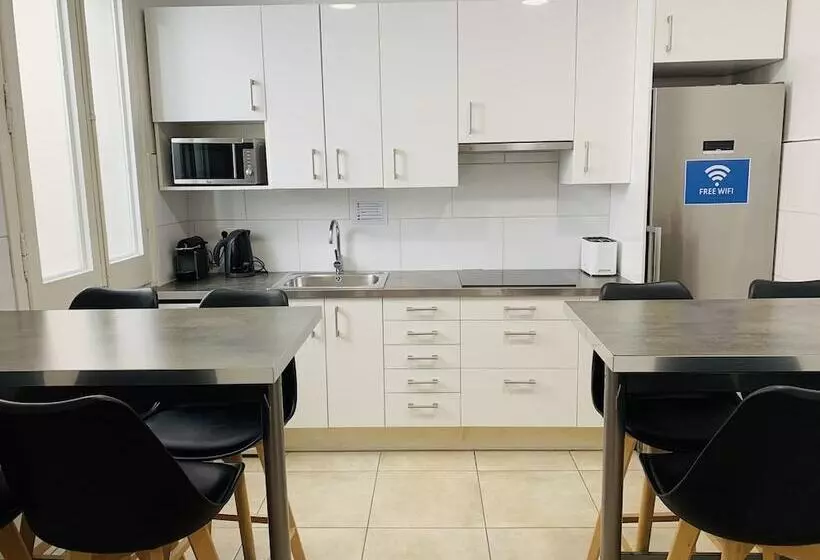 Super Balmes Guest House