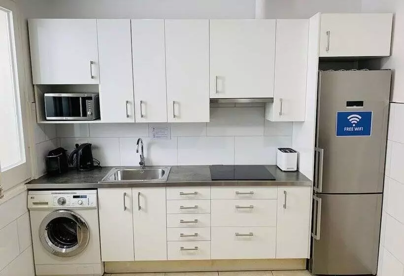 Super Balmes Guest House