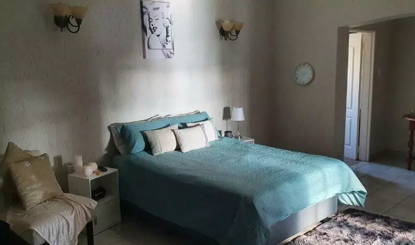 Aamiaismajoitus (B&B) Life Tours & Accommodation