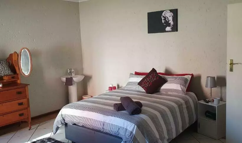 Aamiaismajoitus (B&B) Life Tours & Accommodation