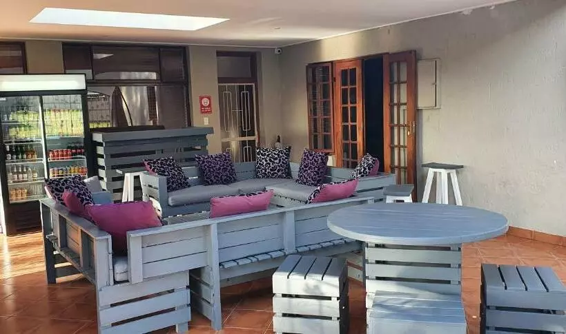 Aamiaismajoitus (B&B) Life Tours & Accommodation