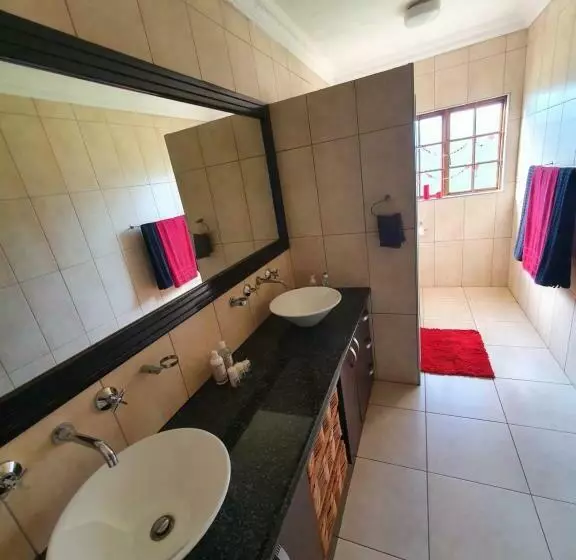 Aamiaismajoitus (B&B) Life Tours & Accommodation