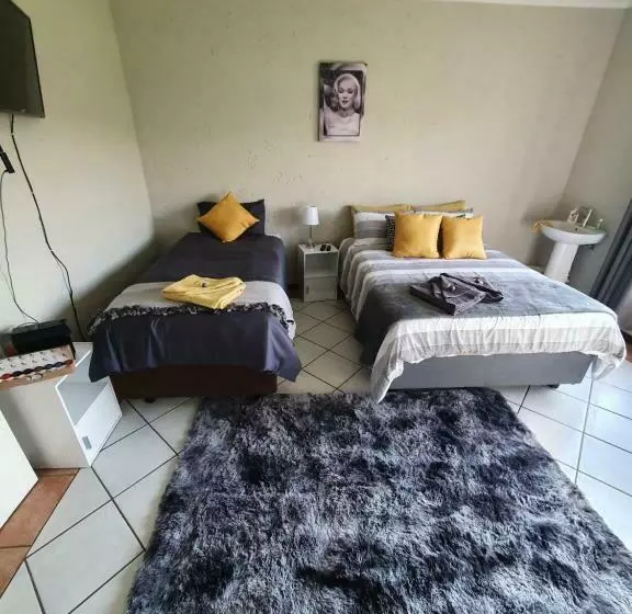Aamiaismajoitus (B&B) Life Tours & Accommodation