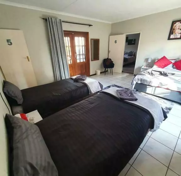 Aamiaismajoitus (B&B) Life Tours & Accommodation