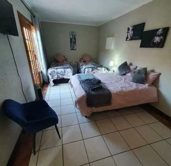 Aamiaismajoitus (B&B) Life Tours & Accommodation