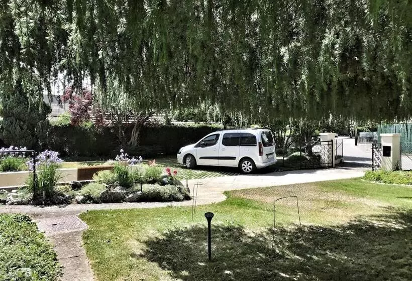 ベッドアンドブレックファースト Lindo Lugar   Just A 7 Minute Walk From The Airport