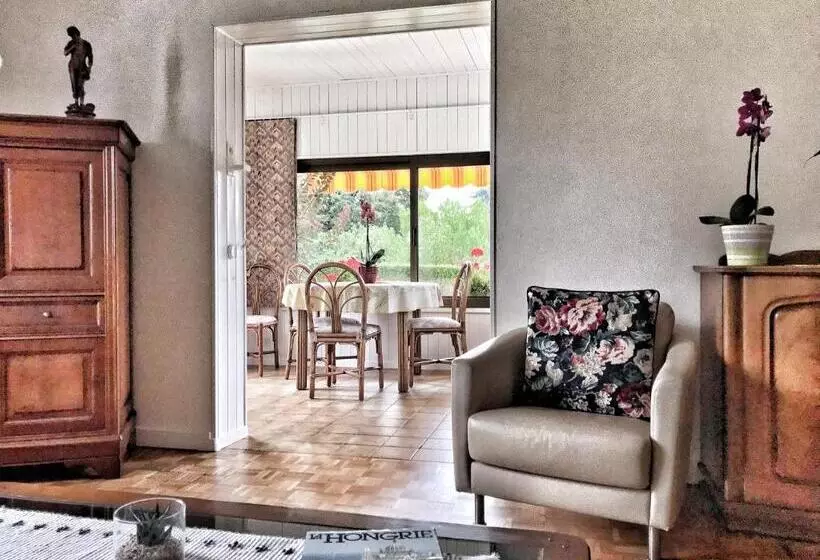 ベッドアンドブレックファースト Lindo Lugar   Just A 7 Minute Walk From The Airport