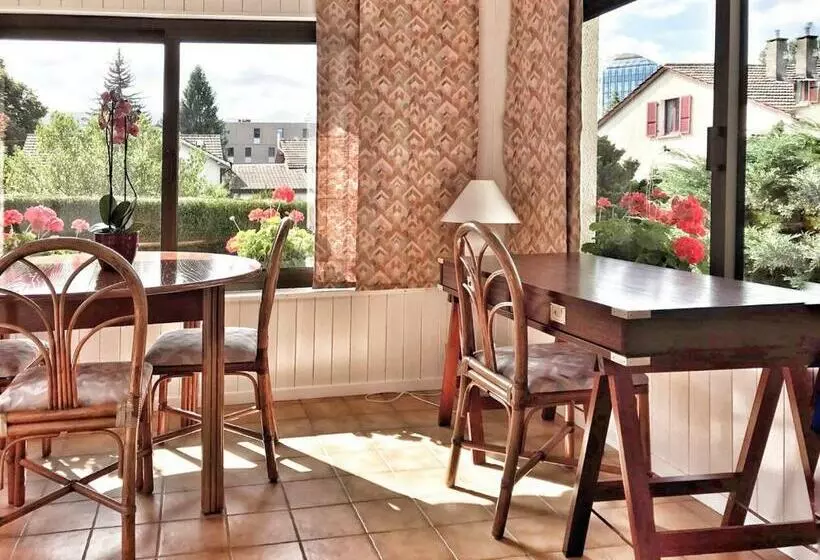 ベッドアンドブレックファースト Lindo Lugar   Just A 7 Minute Walk From The Airport