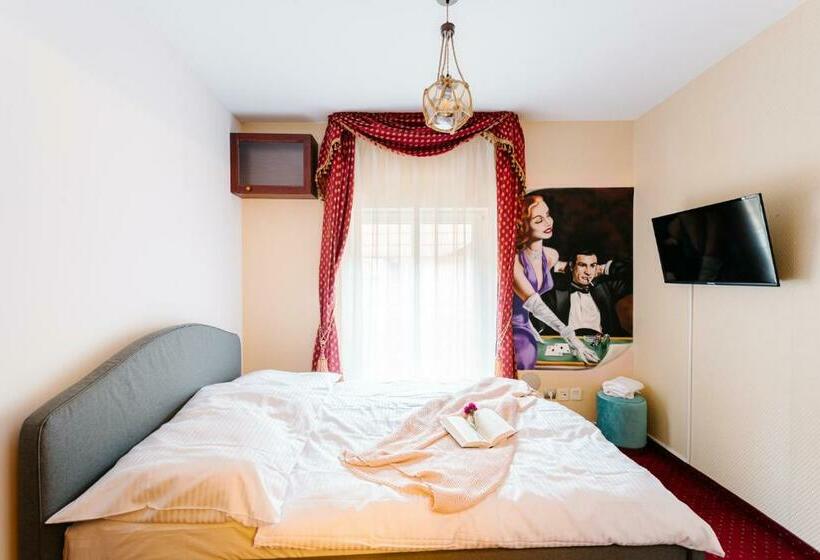 Schronisko Petra Inn Apartments In Historical Palace Bratislava