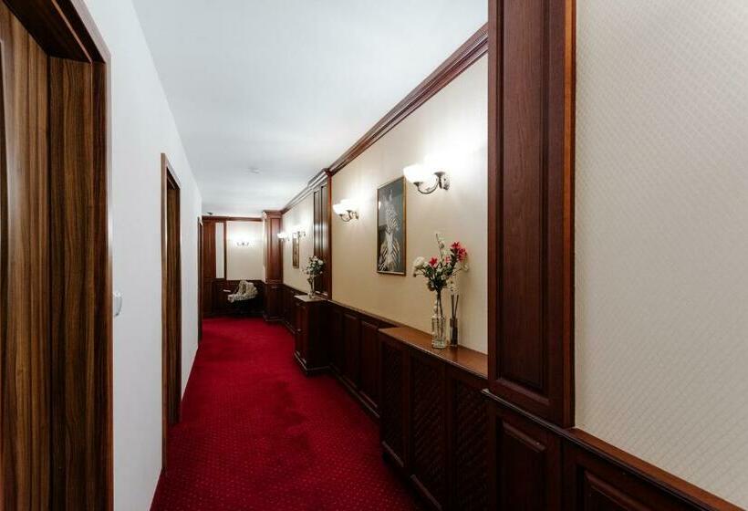 Schronisko Petra Inn Apartments In Historical Palace Bratislava