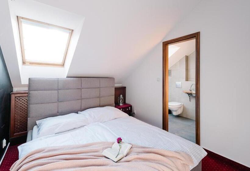 Schronisko Petra Inn Apartments In Historical Palace Bratislava