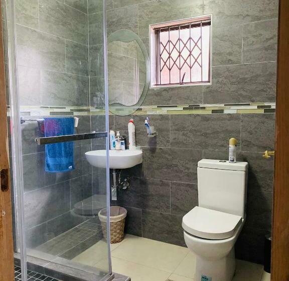 פנסיון Mc’edams Guest House