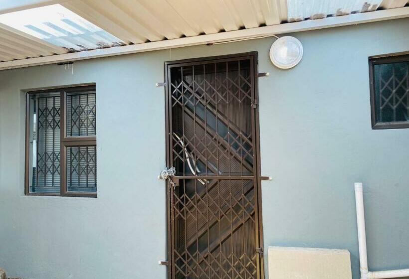 פנסיון Mc’edams Guest House