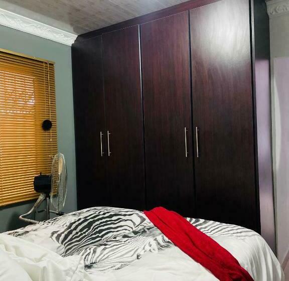 פנסיון Mc’edams Guest House