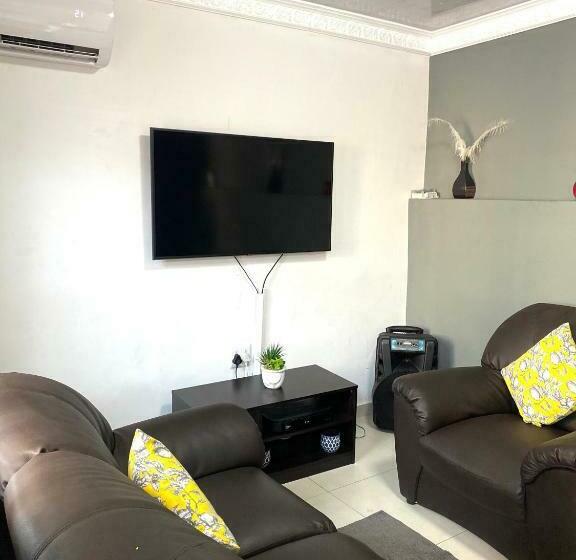 פנסיון Mc’edams Guest House