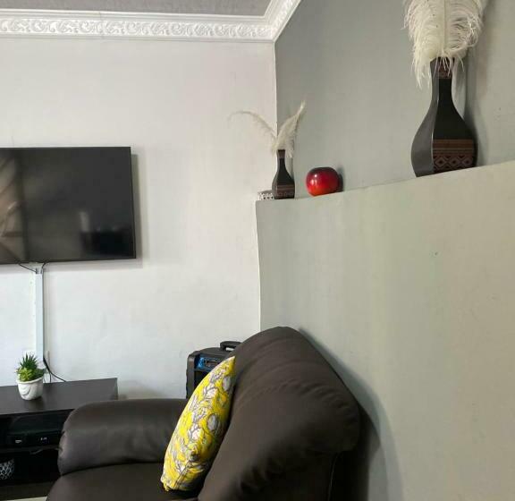 פנסיון Mc’edams Guest House