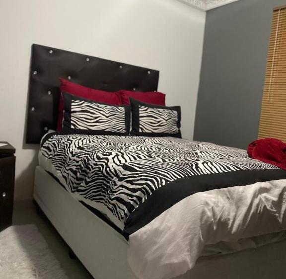 פנסיון Mc’edams Guest House