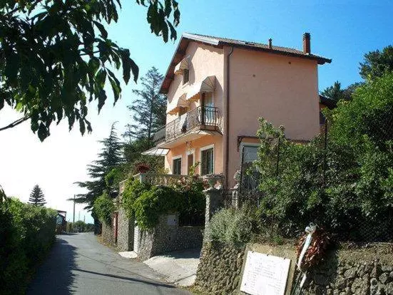 تختخواب و صبحانه La Tana Del Tasso Ventimiglia