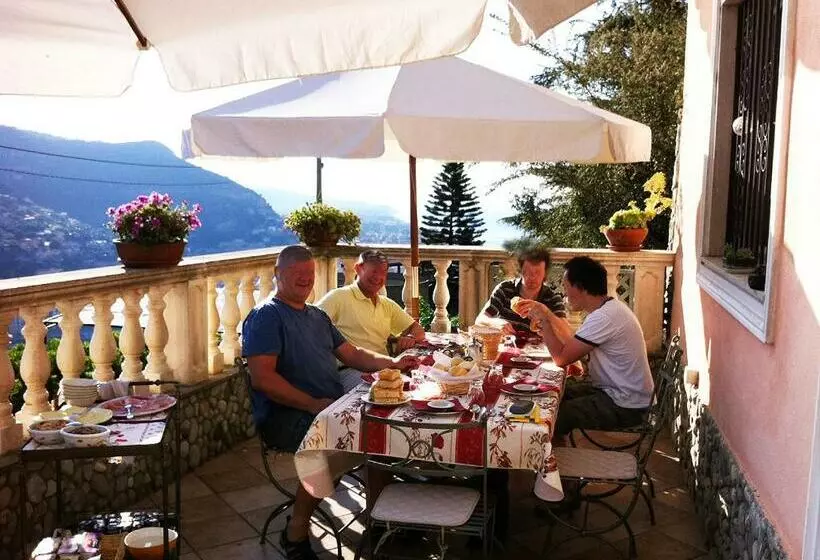 تختخواب و صبحانه La Tana Del Tasso Ventimiglia
