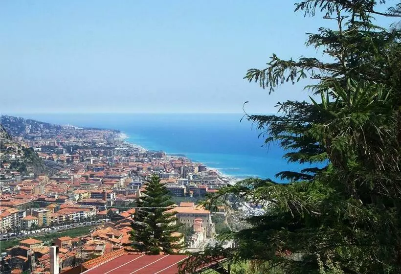 تختخواب و صبحانه La Tana Del Tasso Ventimiglia