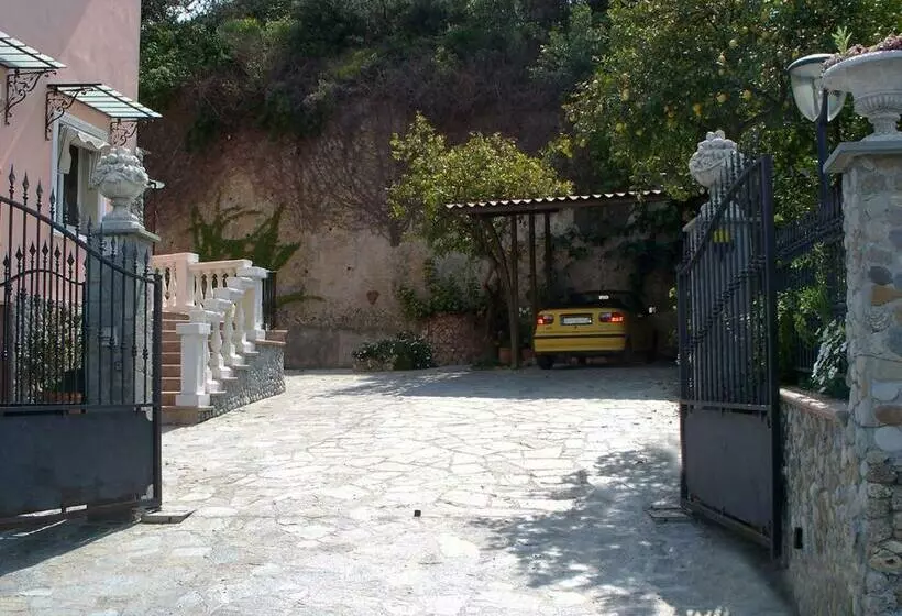 تختخواب و صبحانه La Tana Del Tasso Ventimiglia