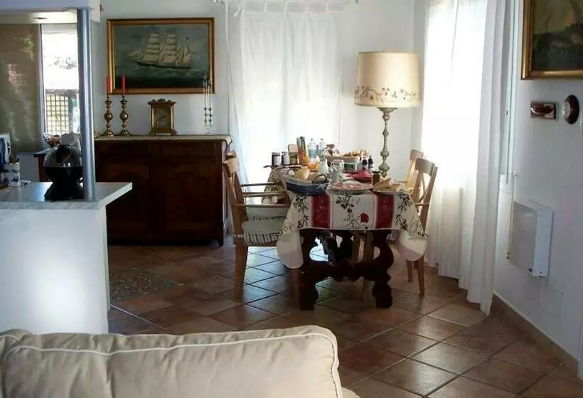 تختخواب و صبحانه La Tana Del Tasso Ventimiglia