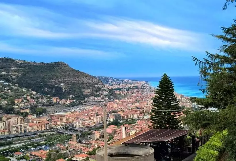 تختخواب و صبحانه La Tana Del Tasso Ventimiglia