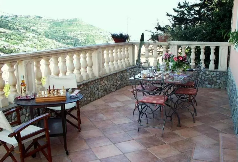 تختخواب و صبحانه La Tana Del Tasso Ventimiglia