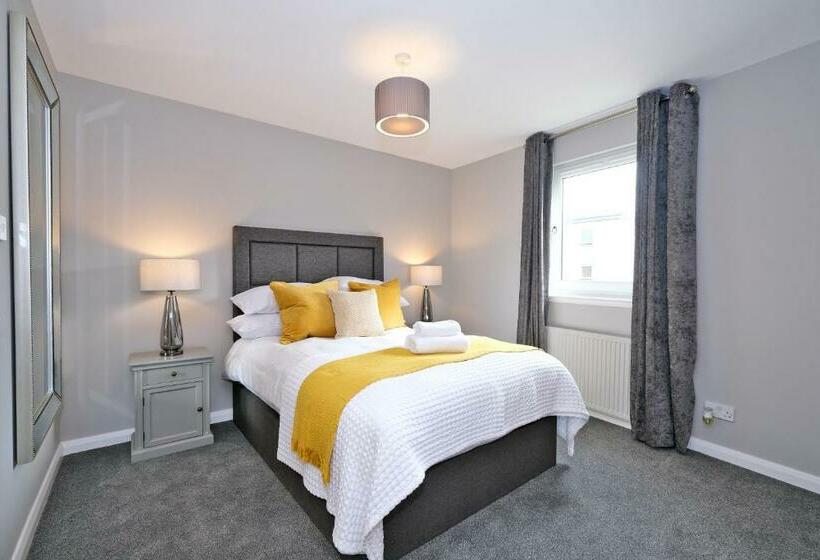 Bright And Spacious Home With A Balcony And City Views