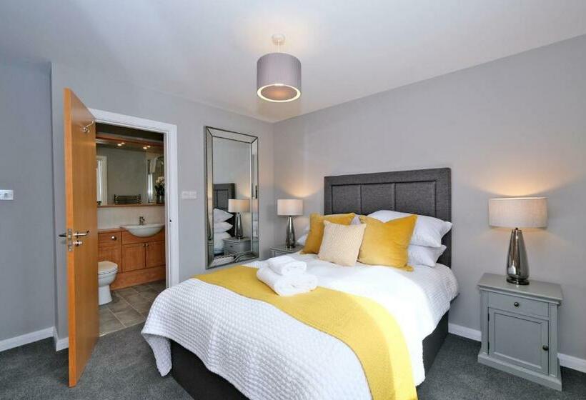 Bright And Spacious Home With A Balcony And City Views