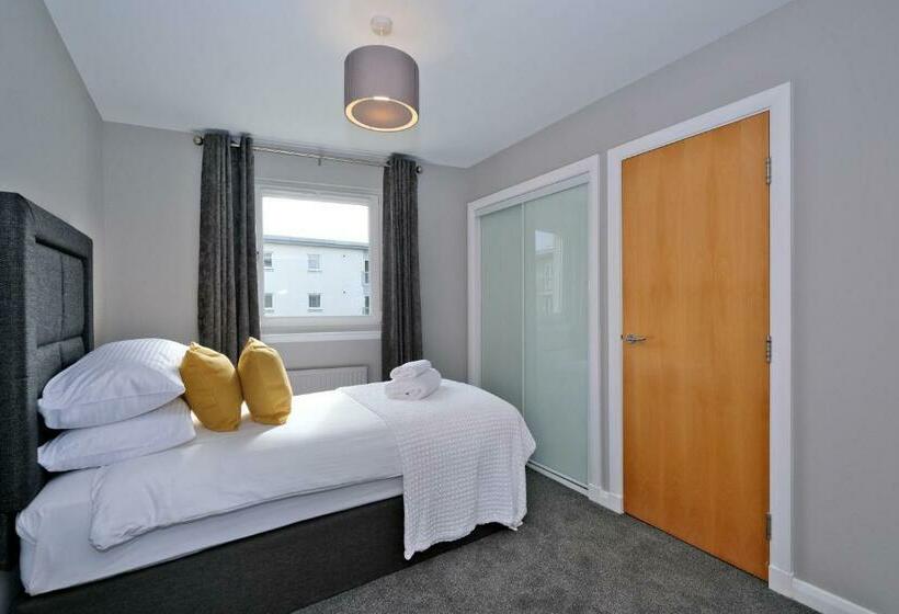 Bright And Spacious Home With A Balcony And City Views