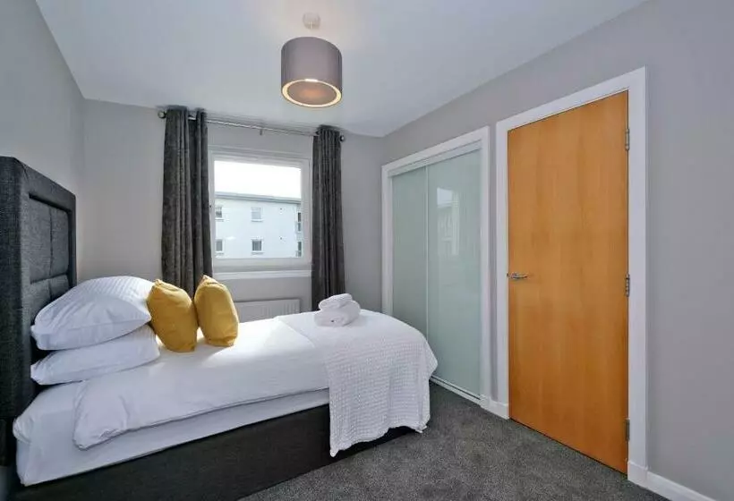 Bright And Spacious Home With A Balcony And City Views