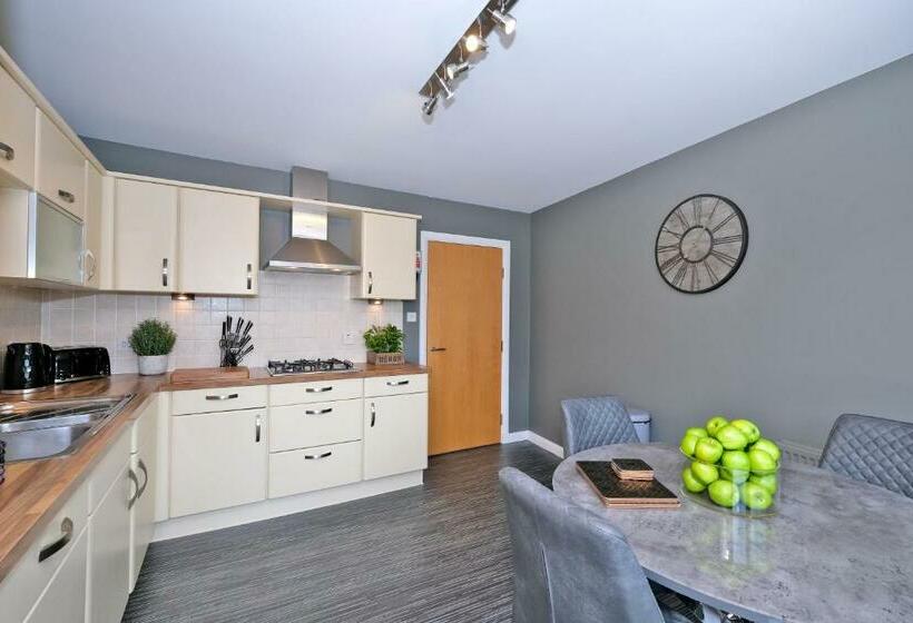 Bright And Spacious Home With A Balcony And City Views