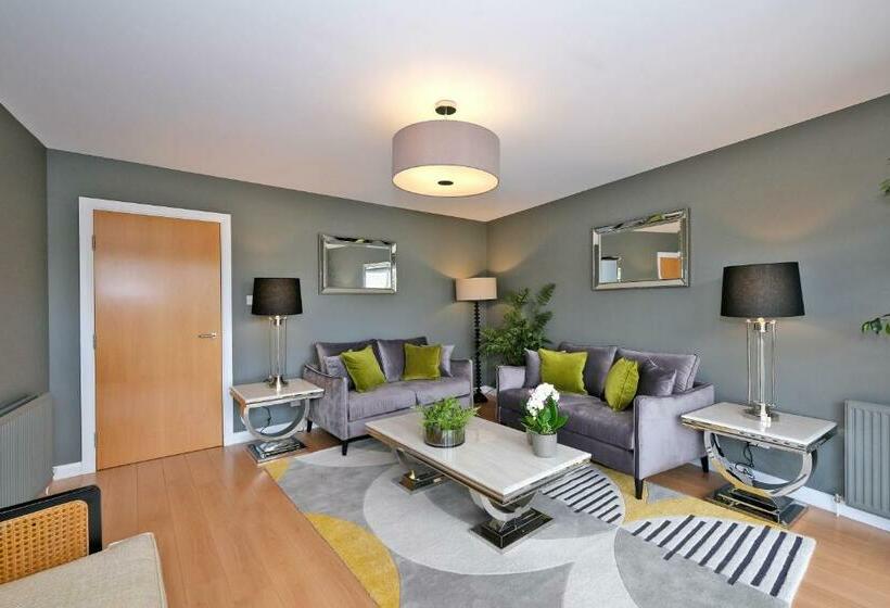 Bright And Spacious Home With A Balcony And City Views