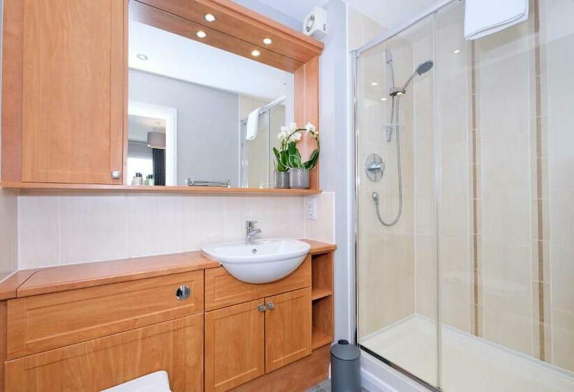 Bright And Spacious Home With A Balcony And City Views