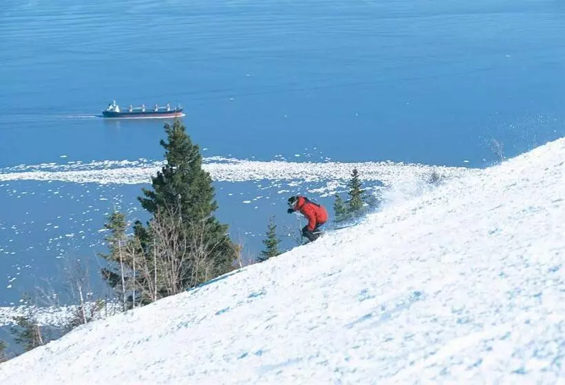 Condo Climatisé Près Du Mont Sainte Anne Avec Parc Aquatique, Piscine, Spa, Gym, Arcades Et Billard