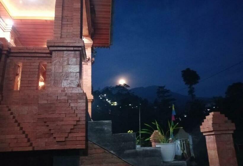 Pansiyon Villa Pringgitan