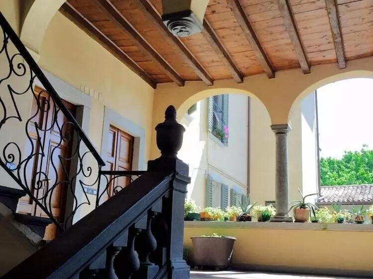 تختخواب و صبحانه Angolo Del Poeta