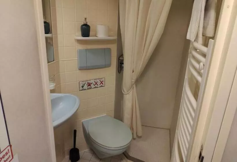 مسافرخانه Shipotel Berlin Gmbh, Shipotel Eastern & Shipotel Western