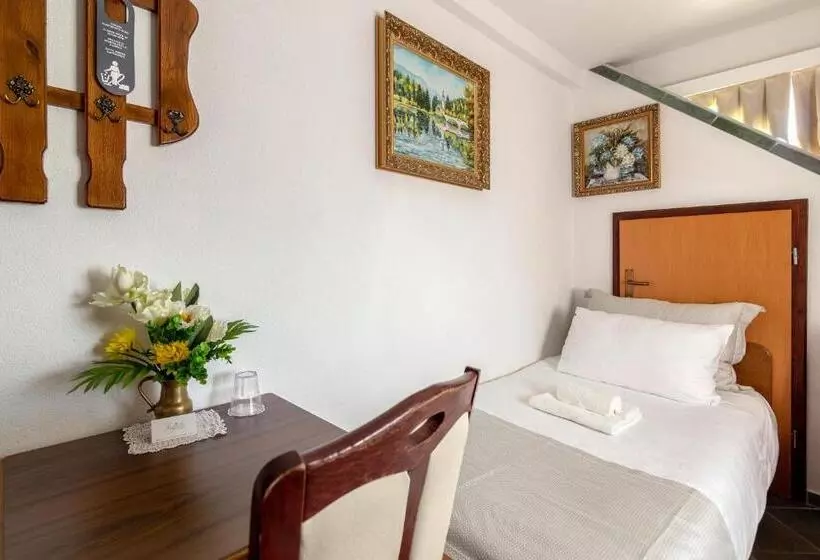 هتل Jagodic Garni