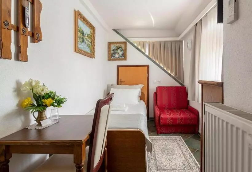 هتل Jagodic Garni