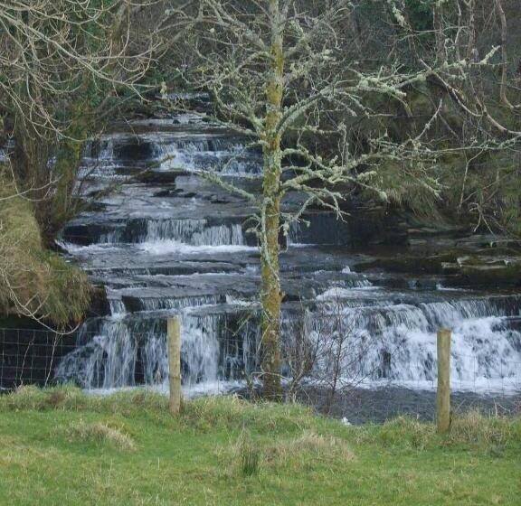 Szálloda The Benwiskin Centre