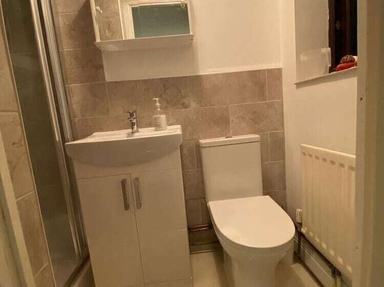 پانسیون Ashmina Holiday Let With Free Onsite Parking Not For Vans But For Cars Only