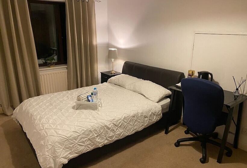 پانسیون Ashmina Holiday Let With Free Onsite Parking Not For Vans But For Cars Only