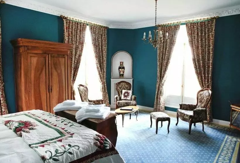 تختخواب و صبحانه Château D Escurat