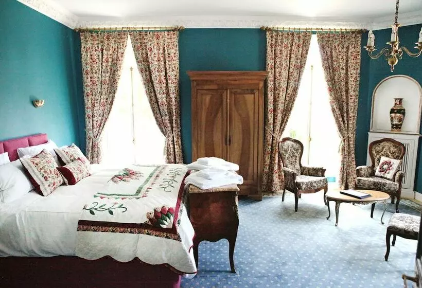 تختخواب و صبحانه Château D Escurat