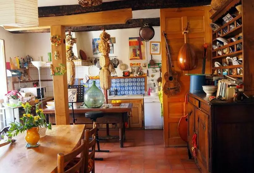 Aamiaismajoitus (B&B) Chambre D Hôtes Le Rougeyras