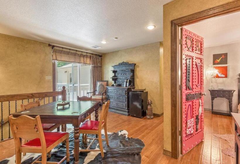 مبيت وإفطار The Funky Monkey Inn