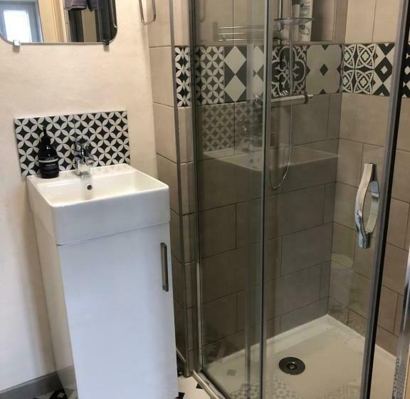 مبيت وإفطار Lakeside House Ei